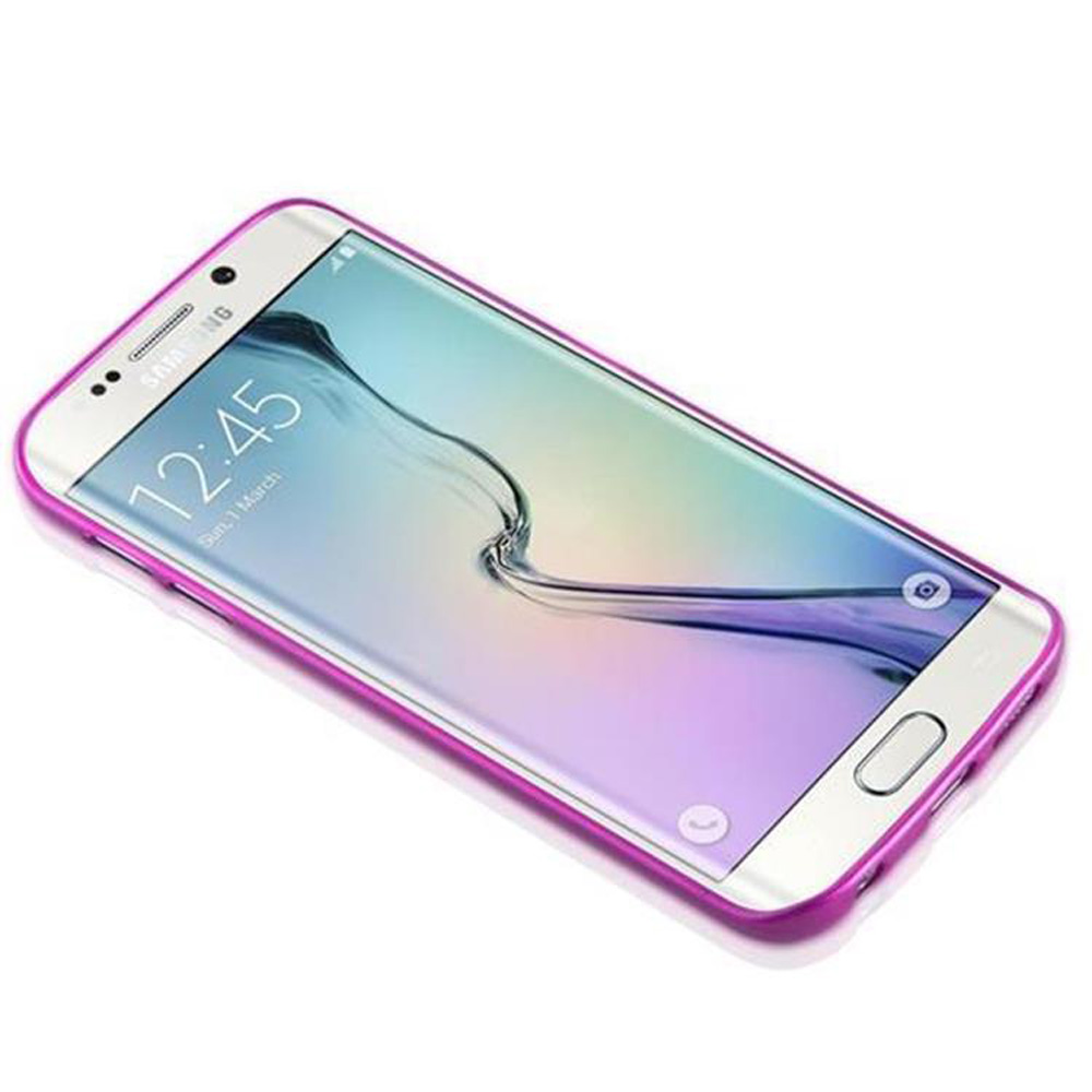 Silbernes Telefon mit rosa Rand. Der Bildschirm zeigt die Uhrzeit. Der Hintergrund ist weiß.