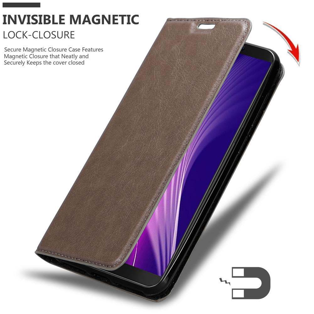 Custodia marrone per telefono con telefono all'interno. La custodia si chiude magneticamente.