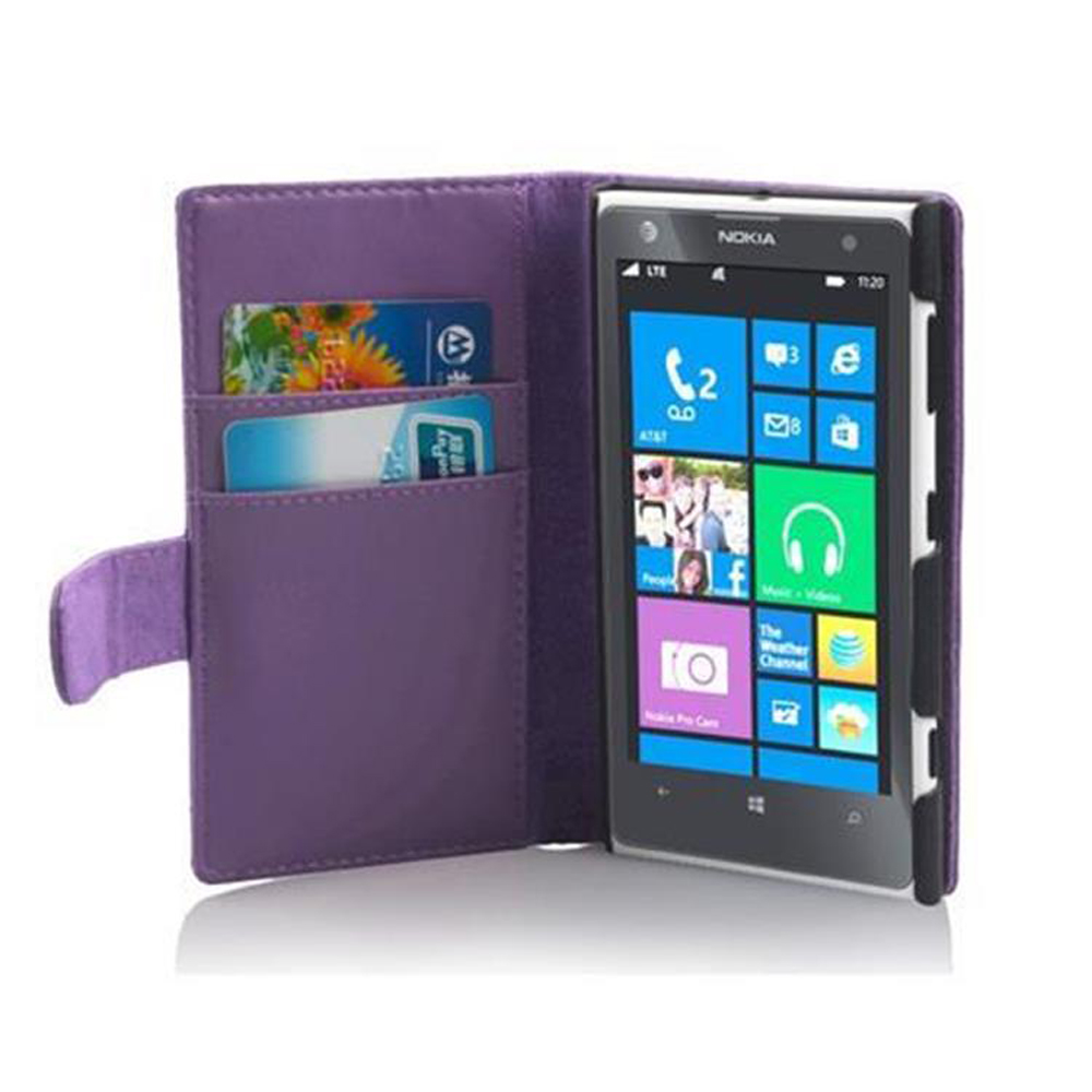 Funda de teléfono morada con tarjetas. El teléfono está dentro de la funda y muestra la interfaz.