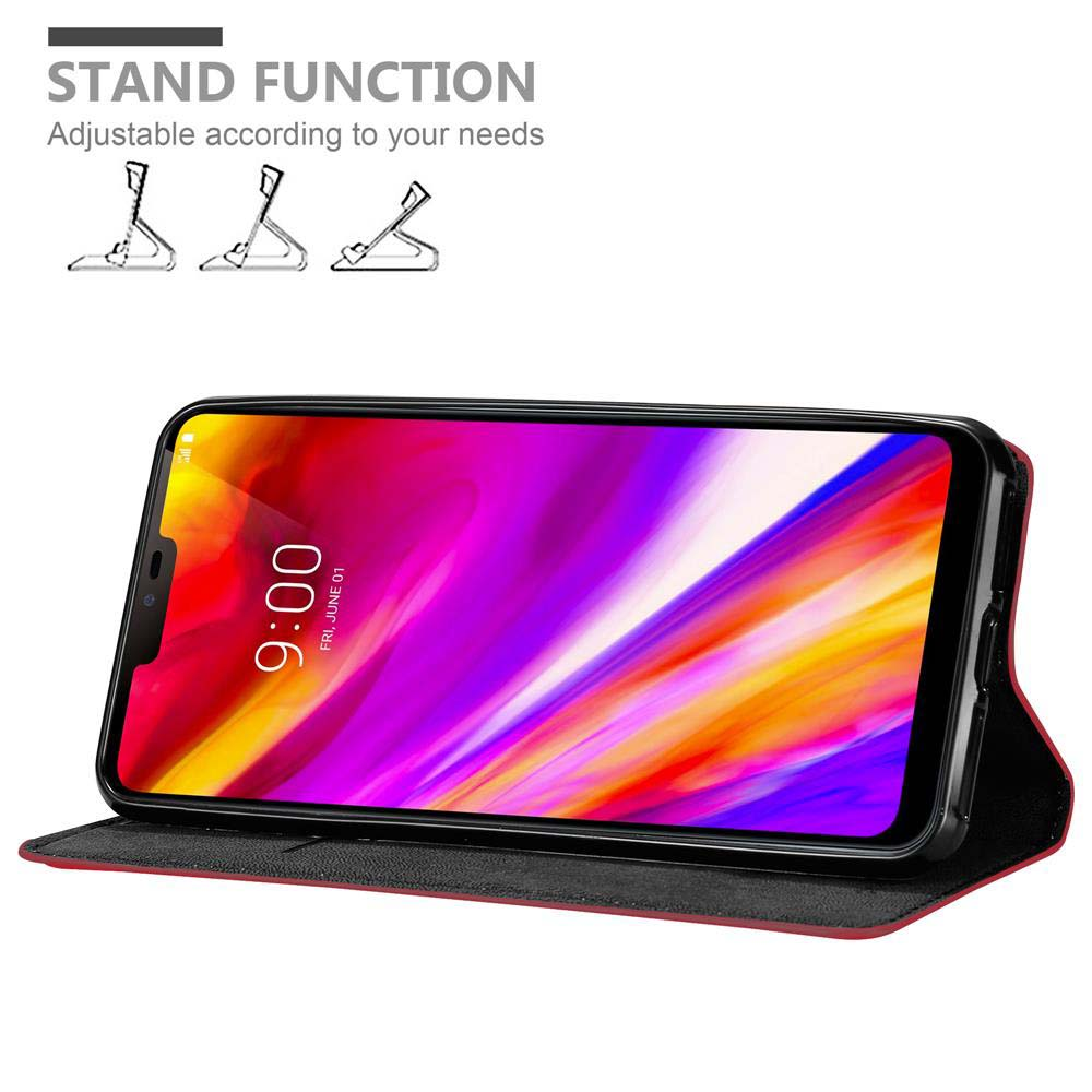 Telefon in rot-schwarzem Etui, geöffnet, mit Ständerfunktion. Der Bildschirm zeigt 9:00 Uhr, Freitag, mit bunten Bild.