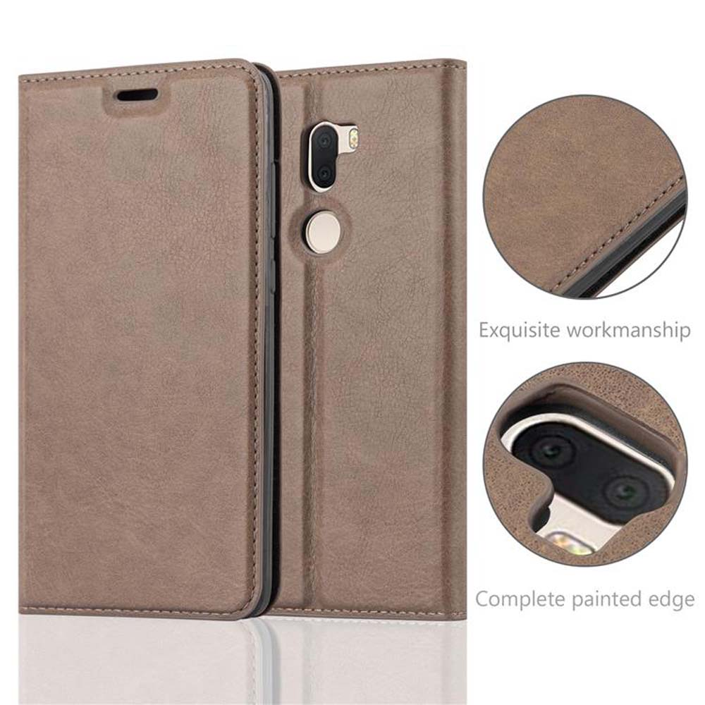 Funda de teléfono marrón abierta con teléfono dentro. Primeros planos de bordes y parte trasera.