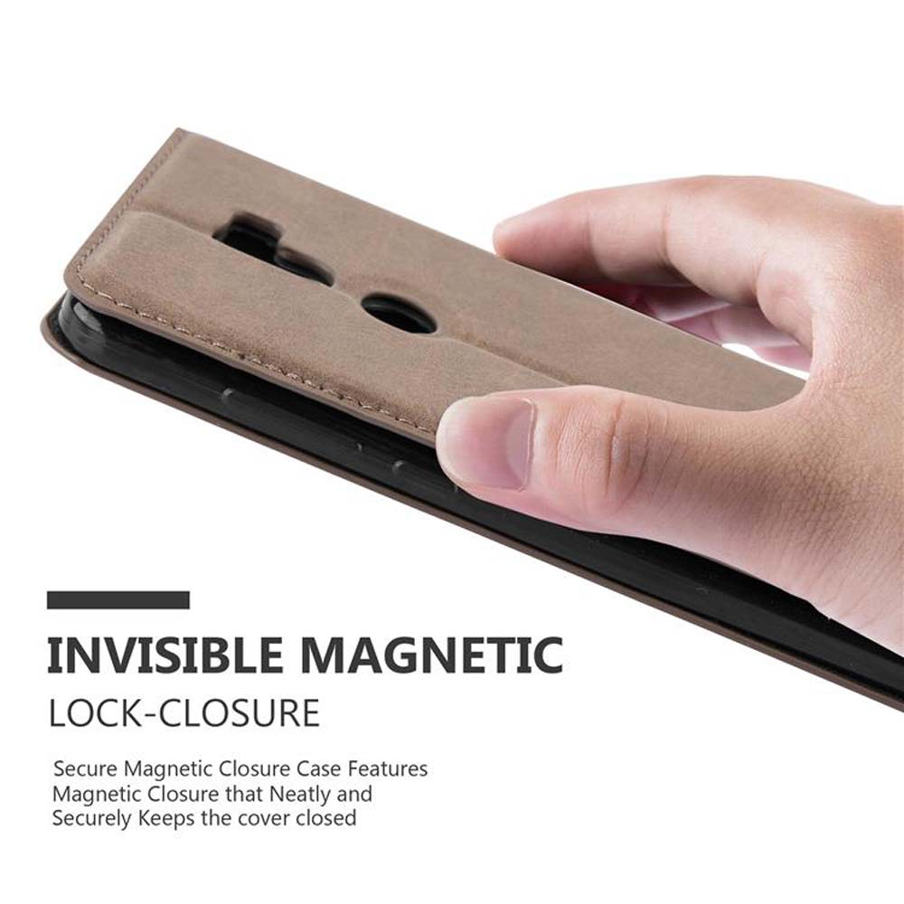 La mano de una persona sosteniendo una funda de teléfono. La funda es marrón con cierre magnético.