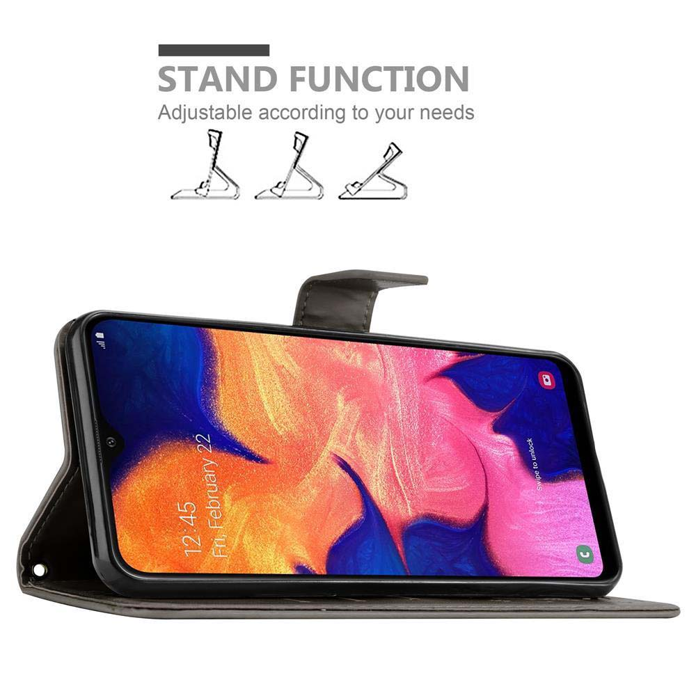 Telefon in einer Klapphülle, Bildschirm zeigt die Uhrzeit an. Standfunktion-Optionen sind oben angezeigt.