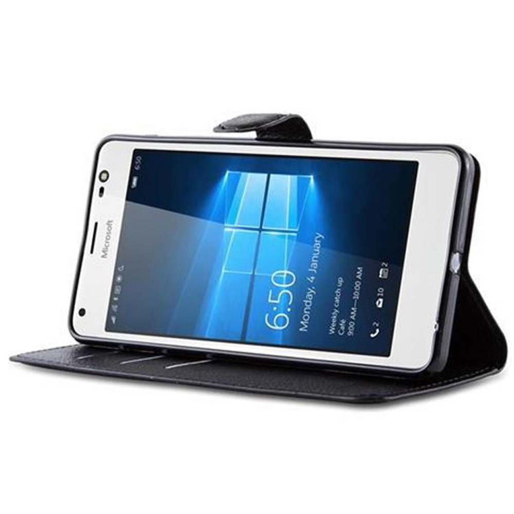 Telefono in una custodia nera, aperto. Un logo Microsoft è visibile sullo schermo. Sfondo scuro.