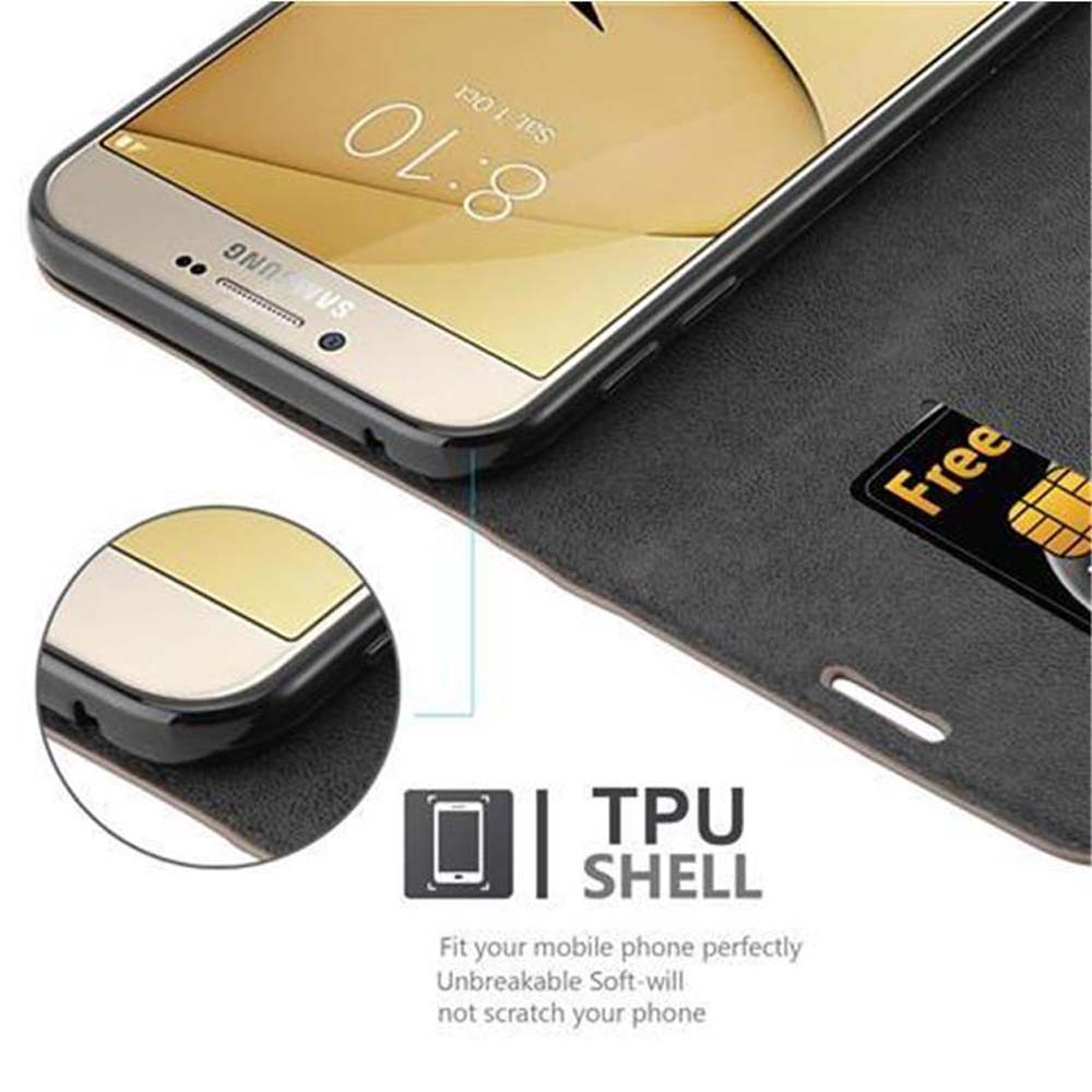 Telefon in einer Hülle mit einer Karte. Das Telefon ist schwarz und hat einen goldenen Rahmen. Schwarzer Hintergrund.