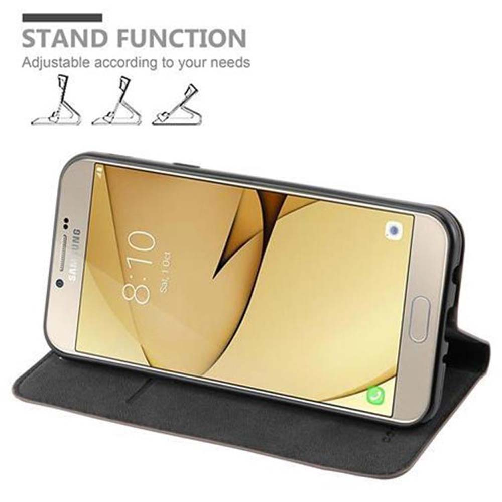 Telefon in einer Hülle, geöffnet, um den Bildschirm anzuzeigen. Bildschirm zeigt die Uhrzeit. Standfunktion gezeigt.
