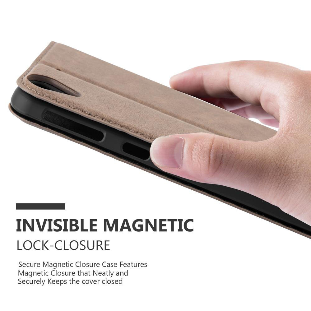 Mano sosteniendo funda beige, cerrada. Cierre magnético se describe en la imagen.