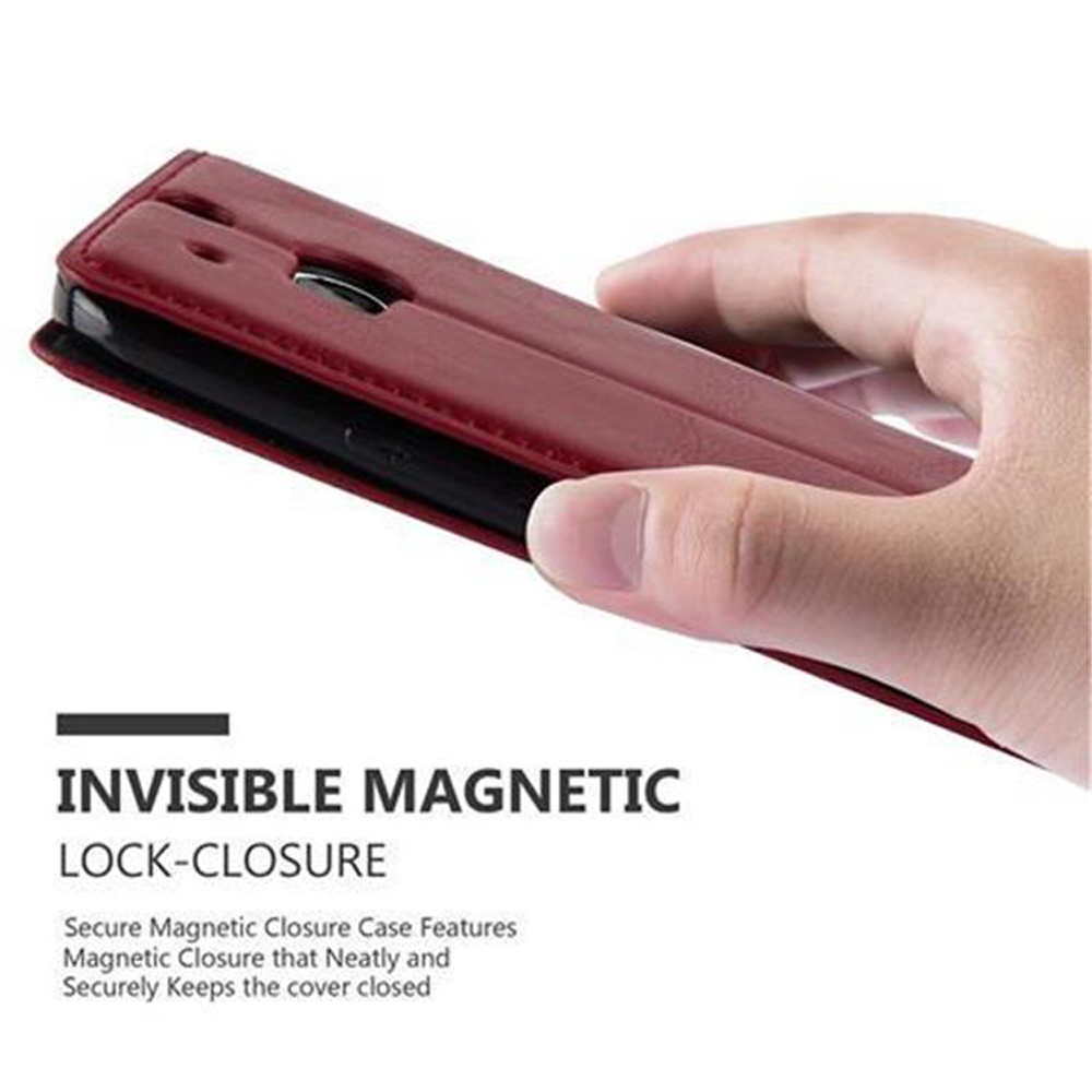 Una mano sosteniendo una funda de teléfono roja cerrada con texto sobre el cierre magnético.