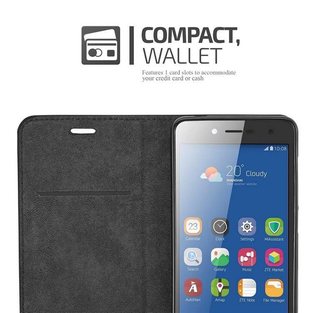 Uno smartphone in una custodia con funzione portafoglio. Lo schermo mostra l'ora. La custodia è chiusa.