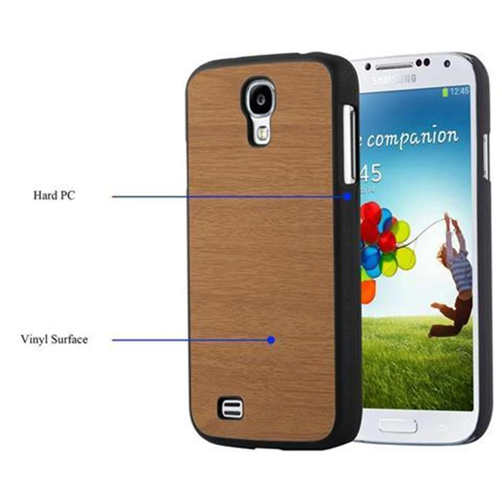 Eine braune Handyhülle aus Holz wird neben einem Telefon gezeigt, das ein Bild einer springenden Person anzeigt.