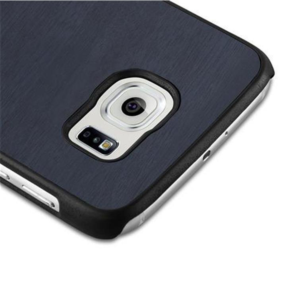 Primo piano di una custodia scura per telefono con fotocamera e flash. È su una superficie bianca.
