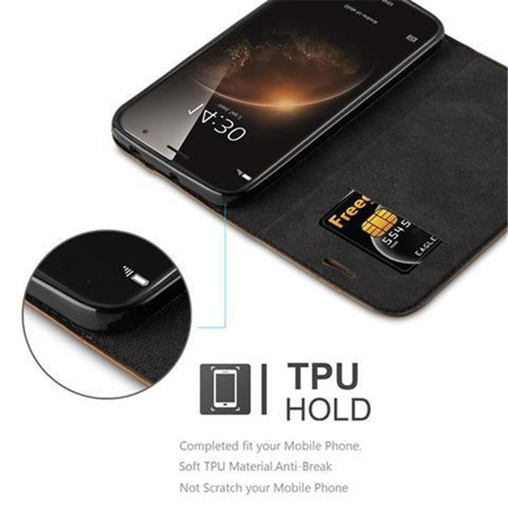 Un teléfono dentro de una funda, el teléfono muestra la hora. Una tarjeta SIM está en la funda.