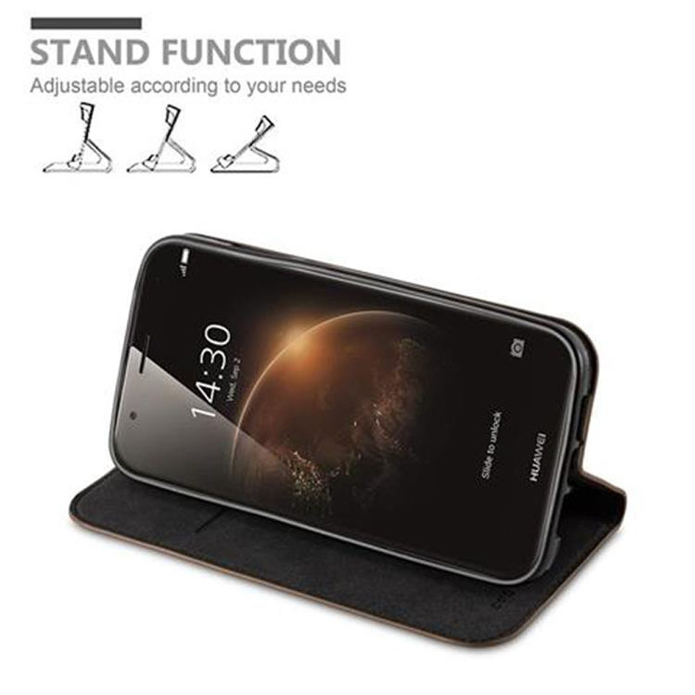 Teléfono en funda marrón abierto para colocarse. Texto: Stand Function, Adjustable according to your needs. El teléfono muestra la fecha.