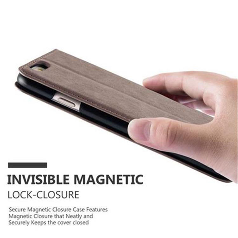Una mano che tiene un telefono con una custodia marrone chiusa. La custodia ha una chiusura magnetica.