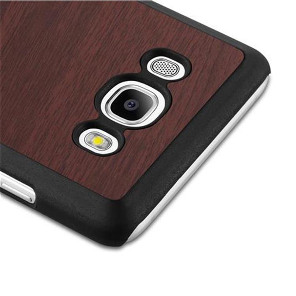 Primer plano del teléfono, se muestra la cámara y el flash. Aspecto de madera oscura.