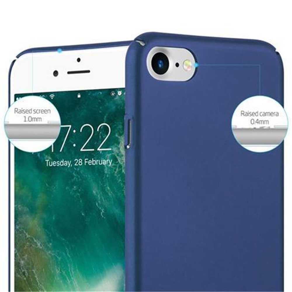 Una custodia per telefono blu accanto a un telefono bianco. Il telefono ha uno schermo acceso. Entrambe le parti sono a fuoco.