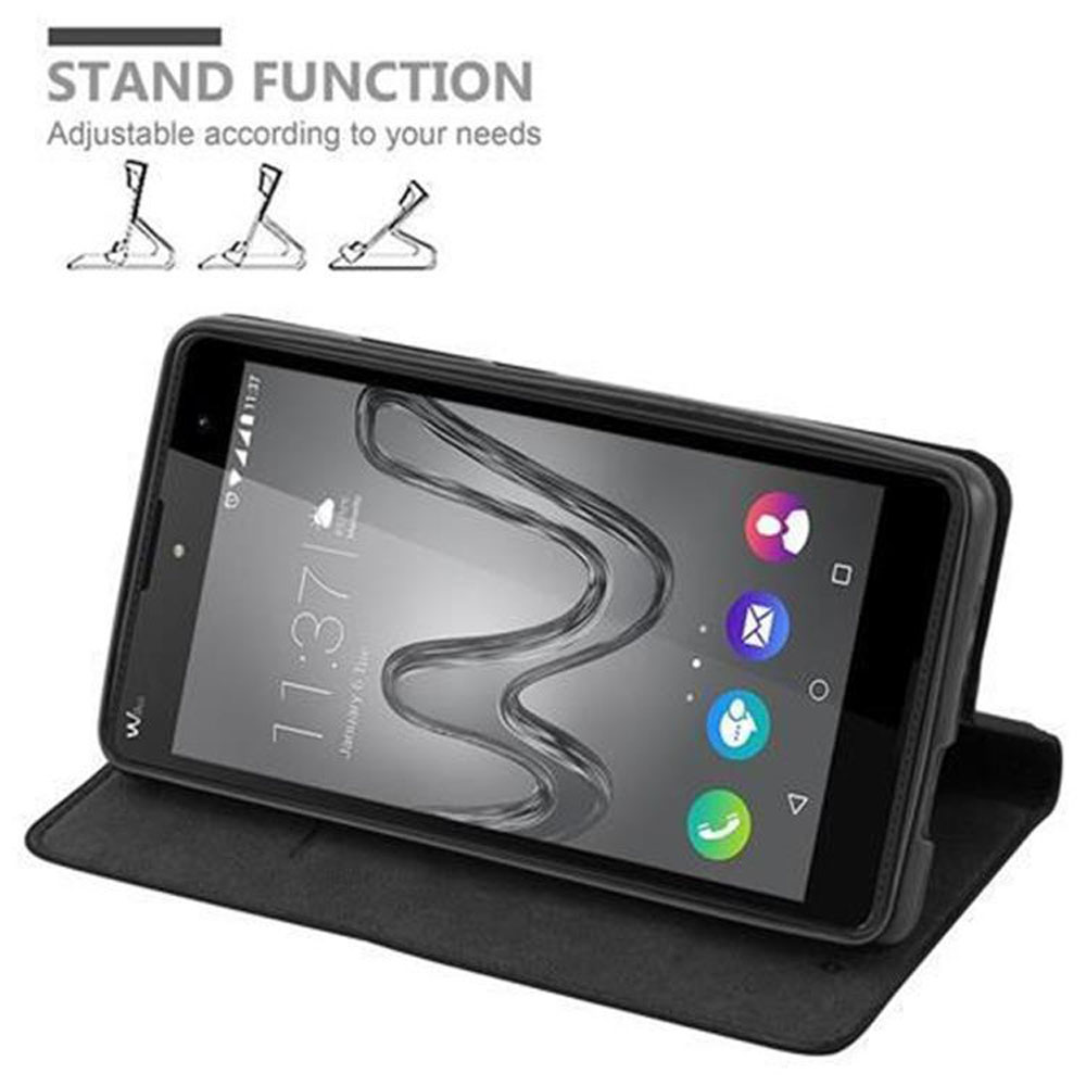 Un teléfono en una funda sobre un soporte. El teléfono muestra la hora y tiene iconos de aplicaciones en la pantalla.