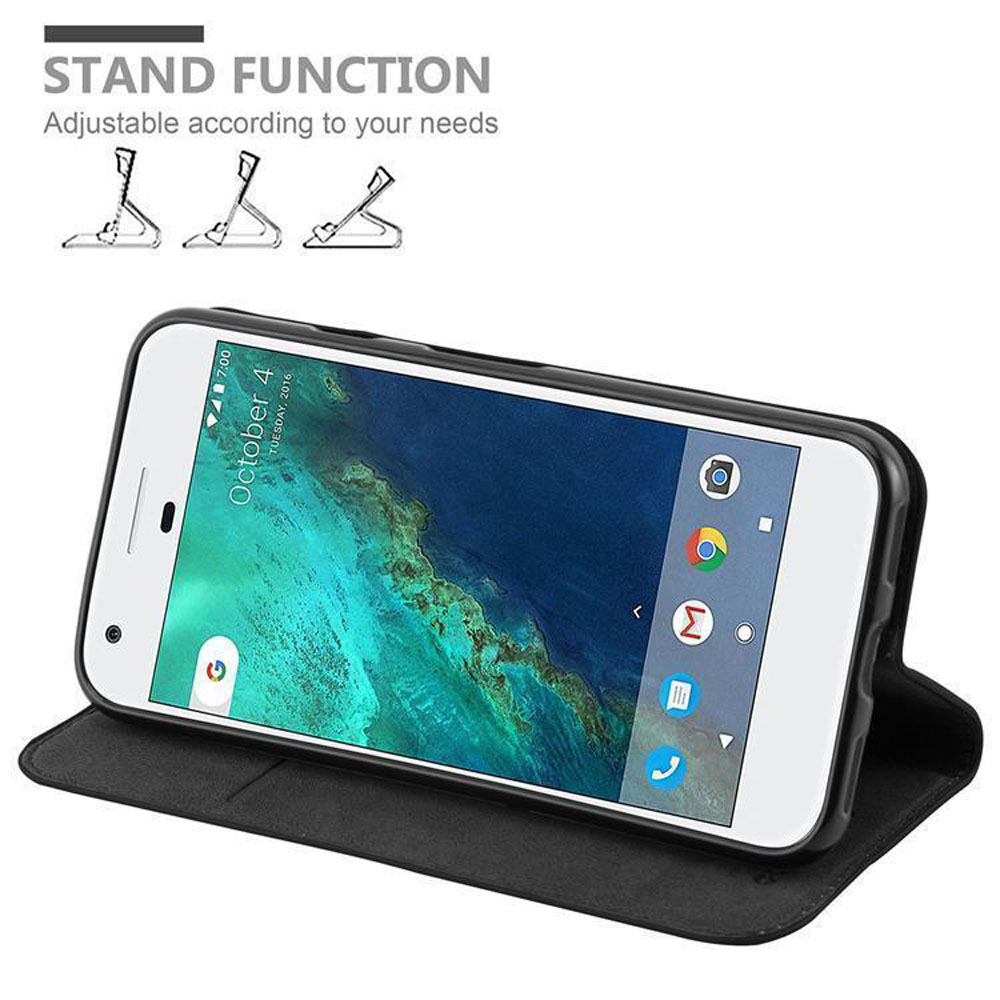 Eine schwarze Handyhülle mit einem schwarzen Telefon darin. Das Telefon zeigt die Uhrzeit. Die Hülle ist abgewinkelt.