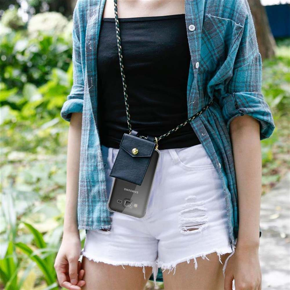 Donna con top nero e pantaloncini bianchi indossa una collana con custodia per telefono. Telefono visibile.
