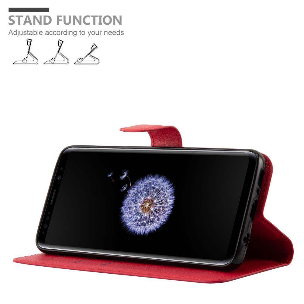 Telefon in roter Hülle, in Standfunktion. Der Bildschirm zeigt einen Löwenzahn. Drei Beispiele für Standwinkel.
