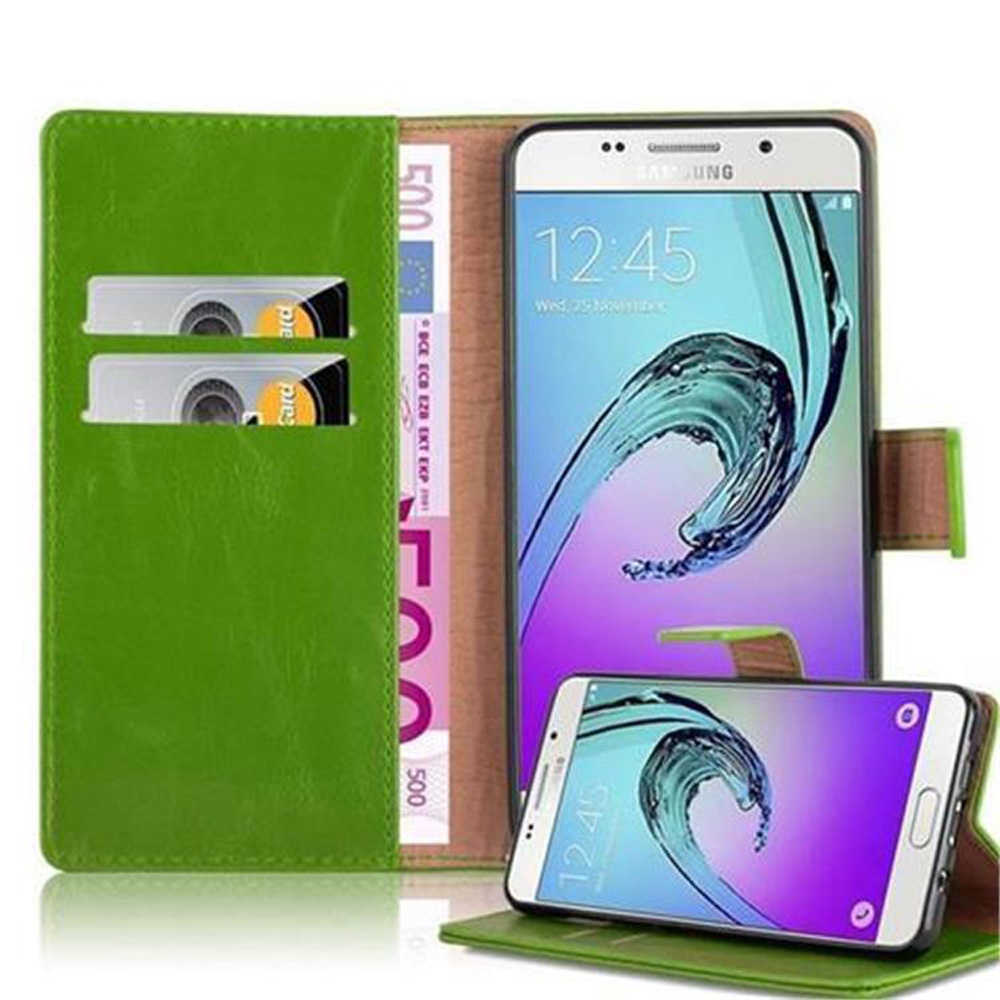 Funda de teléfono verde con teléfono y dinero. El teléfono muestra la hora y las tarjetas son visibles.