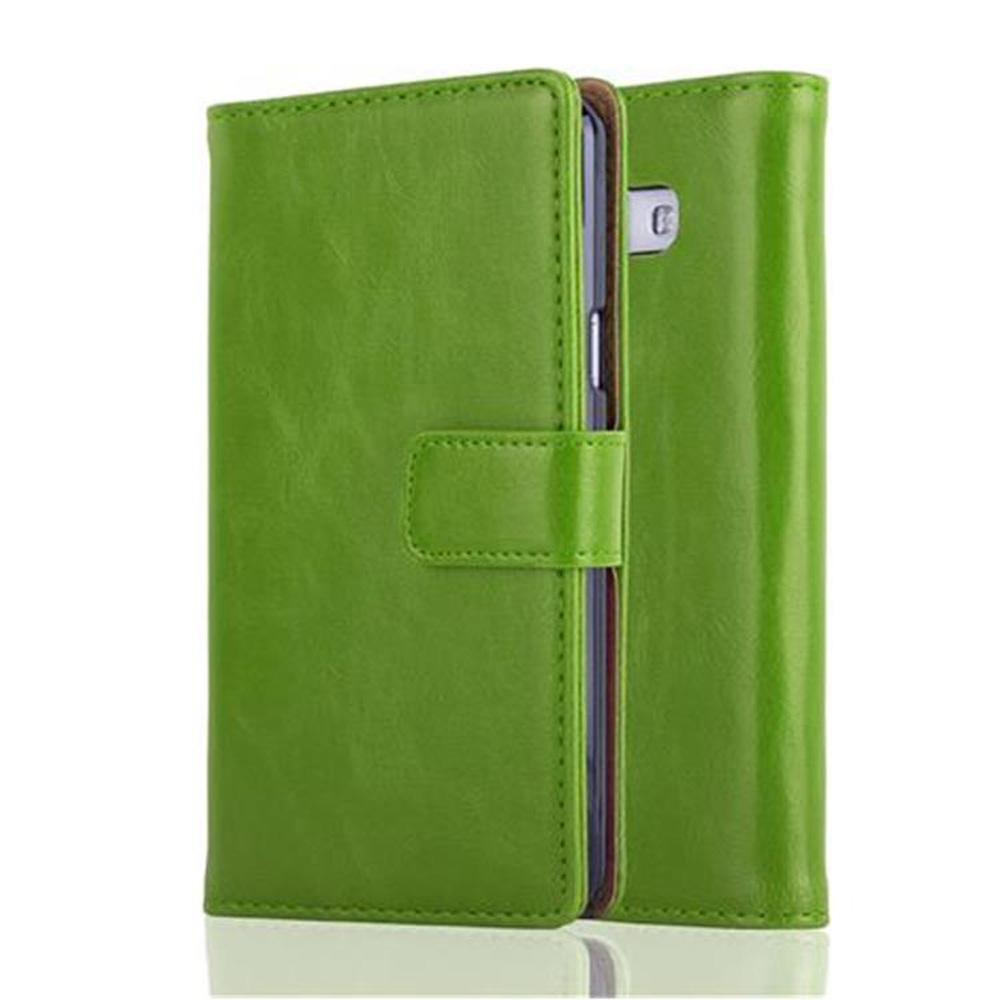 Funda verde para teléfono, cerrada y abierta. Se muestra el teléfono en el interior.