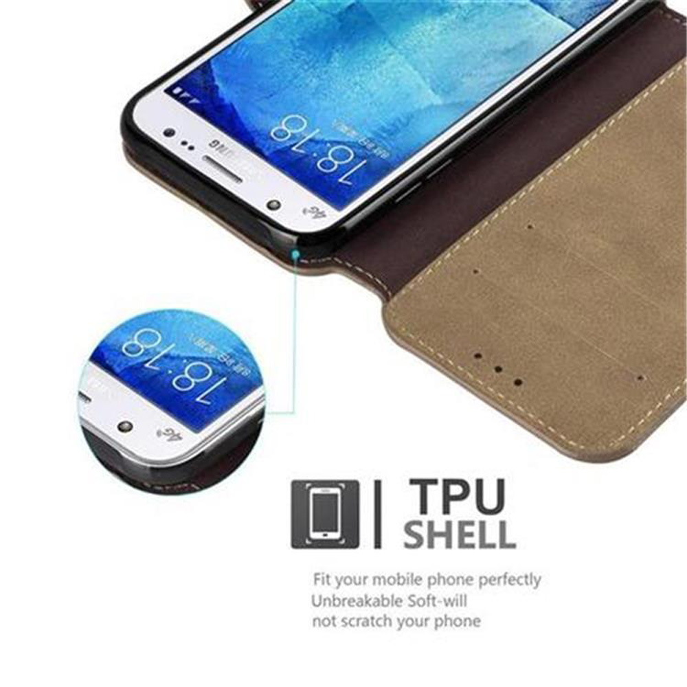 Teléfono en una funda. La funda está abierta. El teléfono es visible, con detalle de la funda.