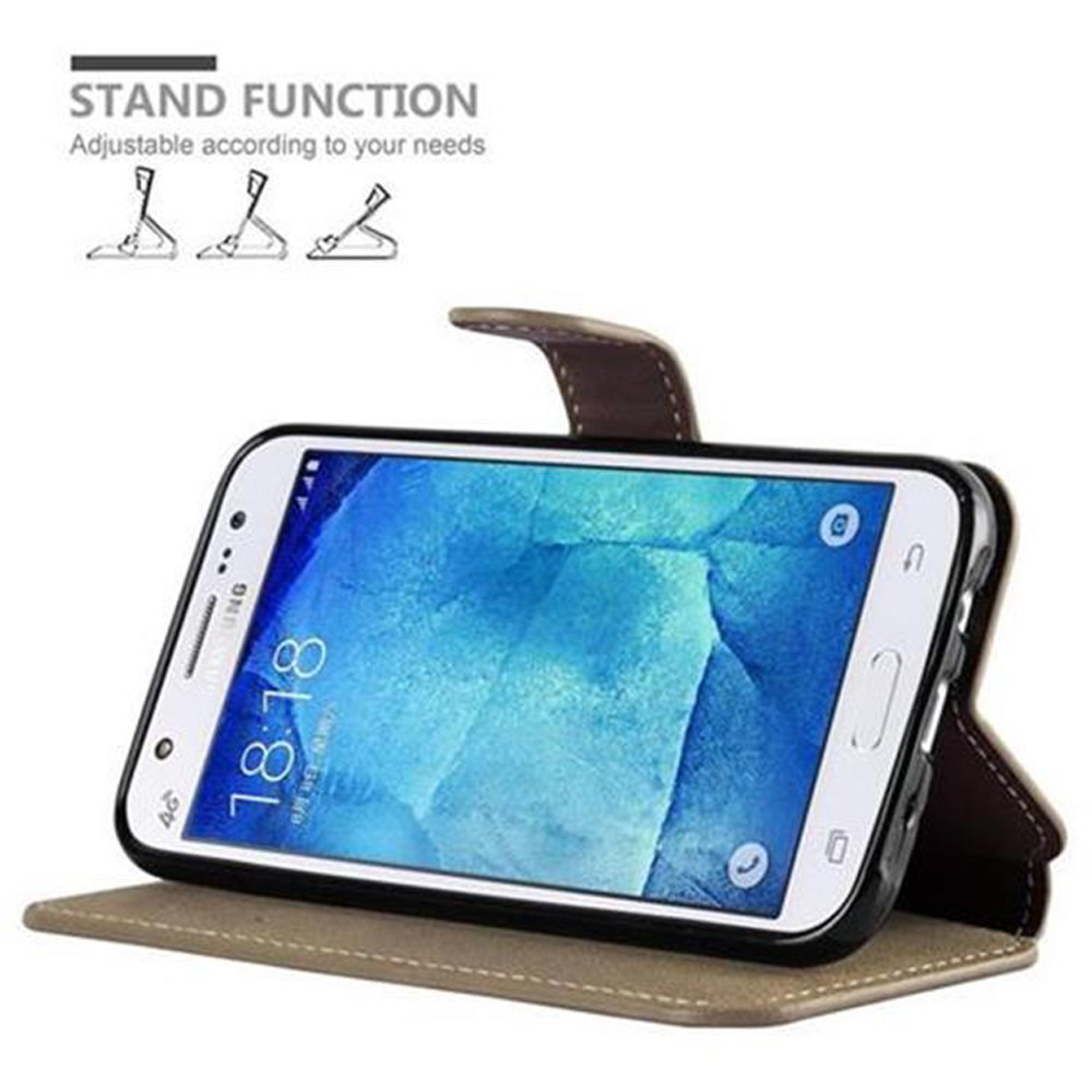 Teléfono en funda, apoyado. Texto: Función de soporte. La funda es marrón. La pantalla del teléfono muestra un reloj. El fondo es blanco.