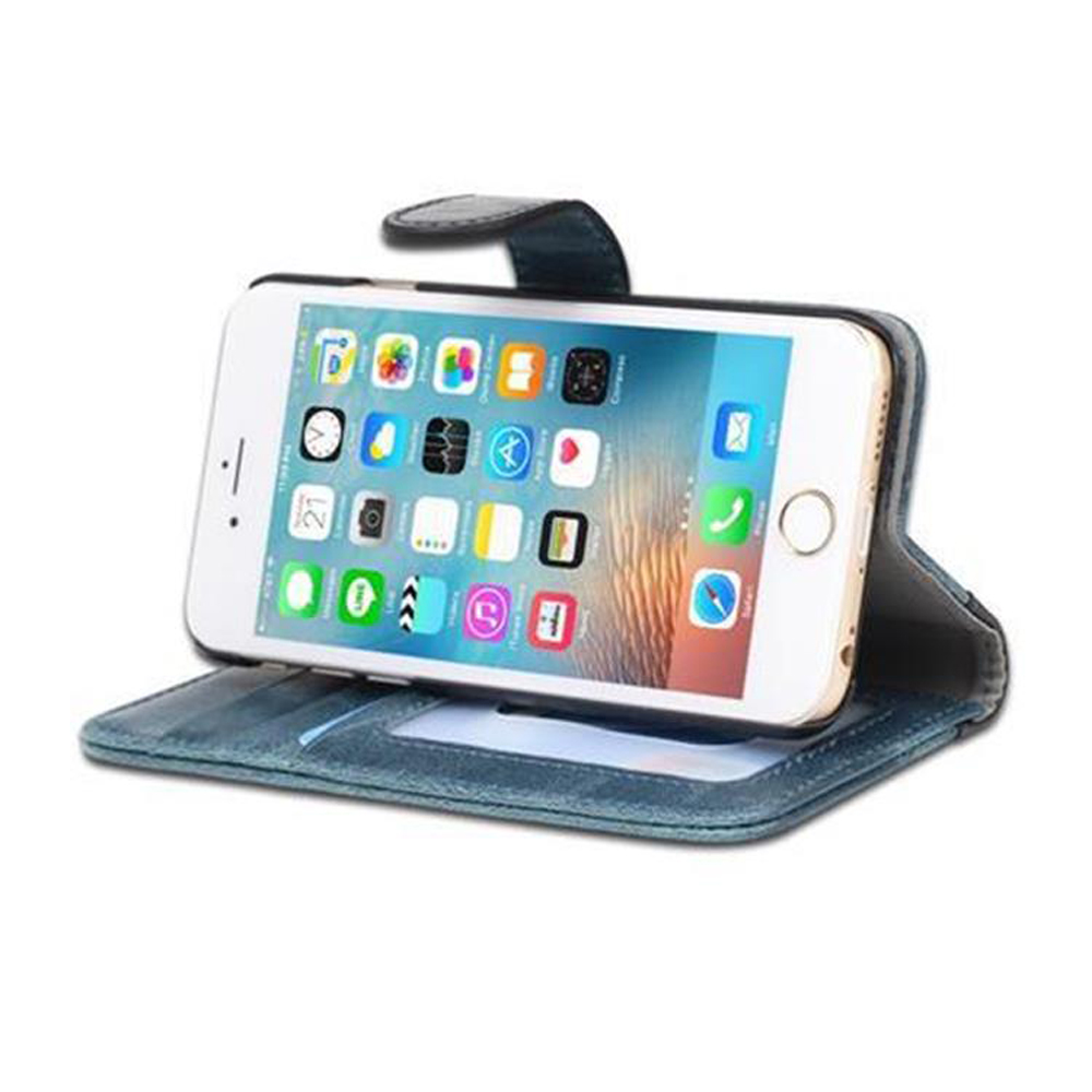 Telefono bianco in una custodia blu, sollevato. La custodia ha slot per schede.