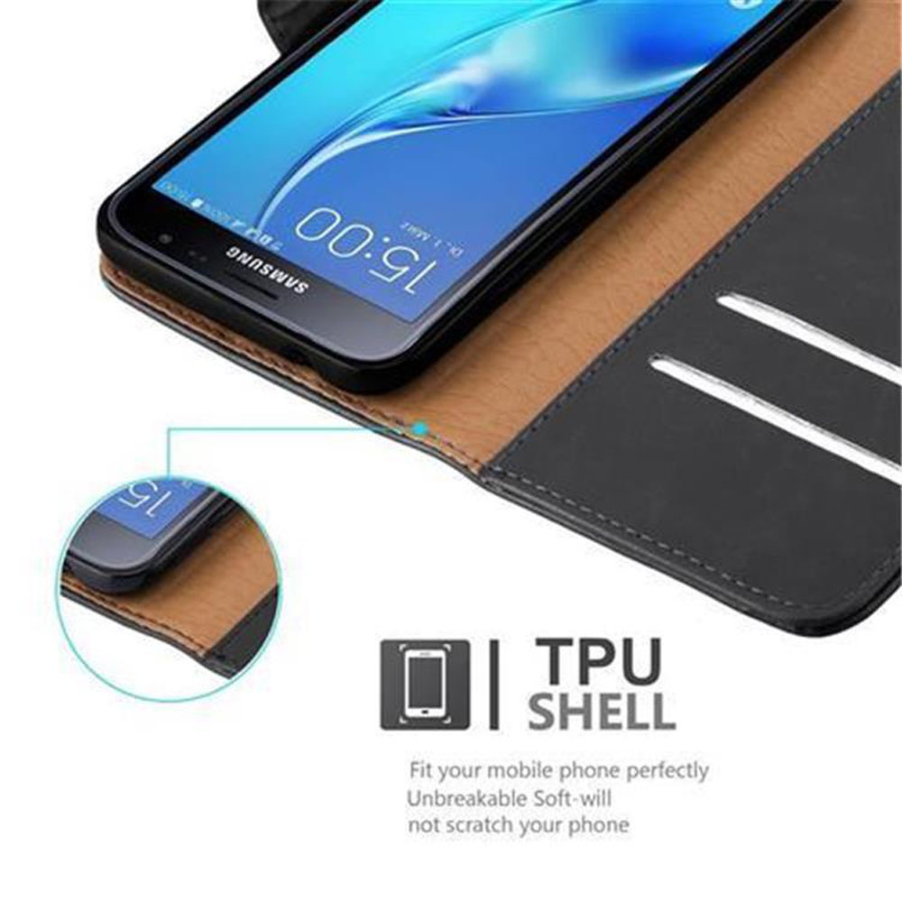 Uno smartphone in una custodia in pelle nera e marrone, che mostra lo schermo del telefono.