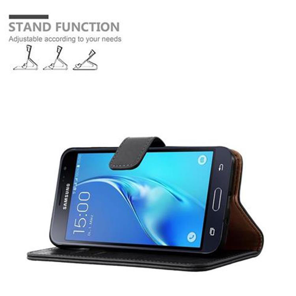 Smartphone in custodia marrone, mostra l'ora 15:00.