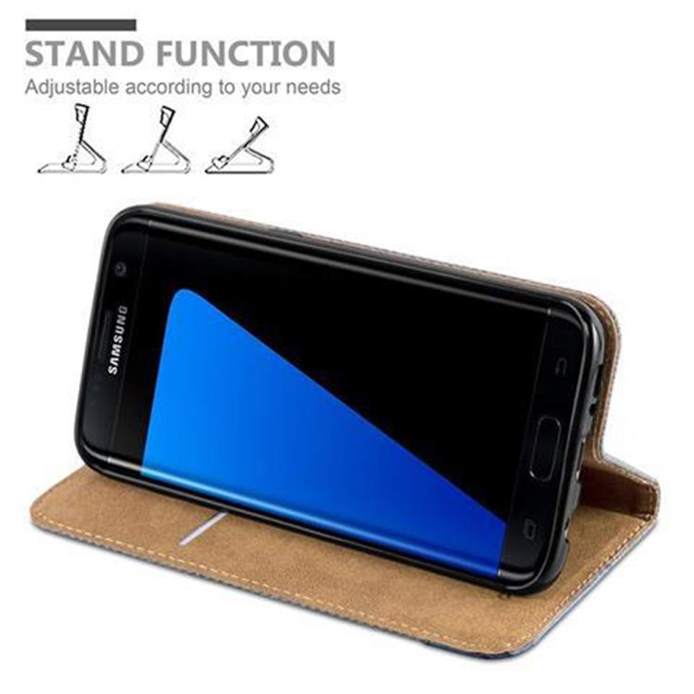 Telefono in una custodia marrone, angolato per mostrare la funzione stand. Lo schermo è visibile.