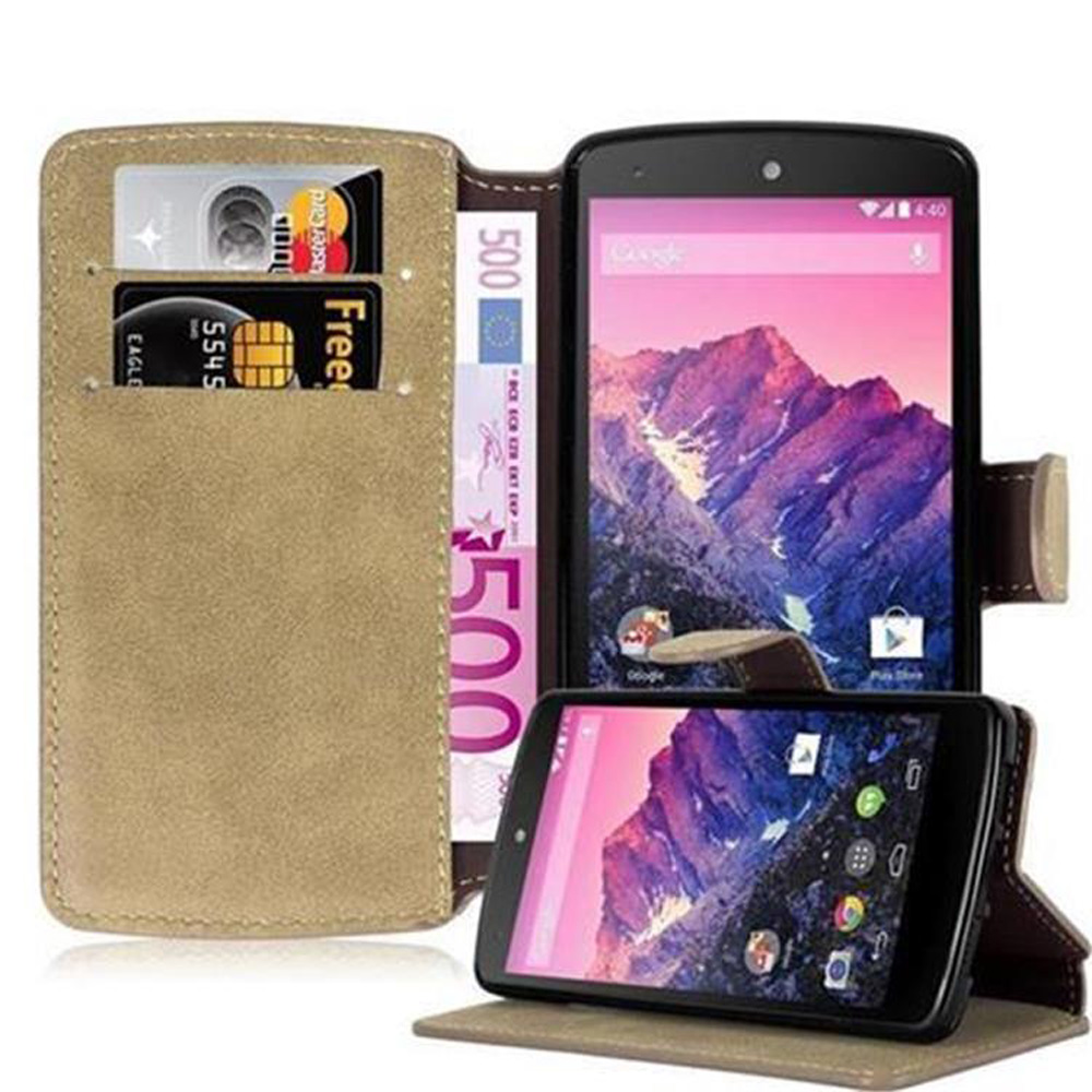 Hellbraune Handyhülle mit Telefon, das eine Berglandschaft zeigt. Geld und Kreditkarten links sichtbar.