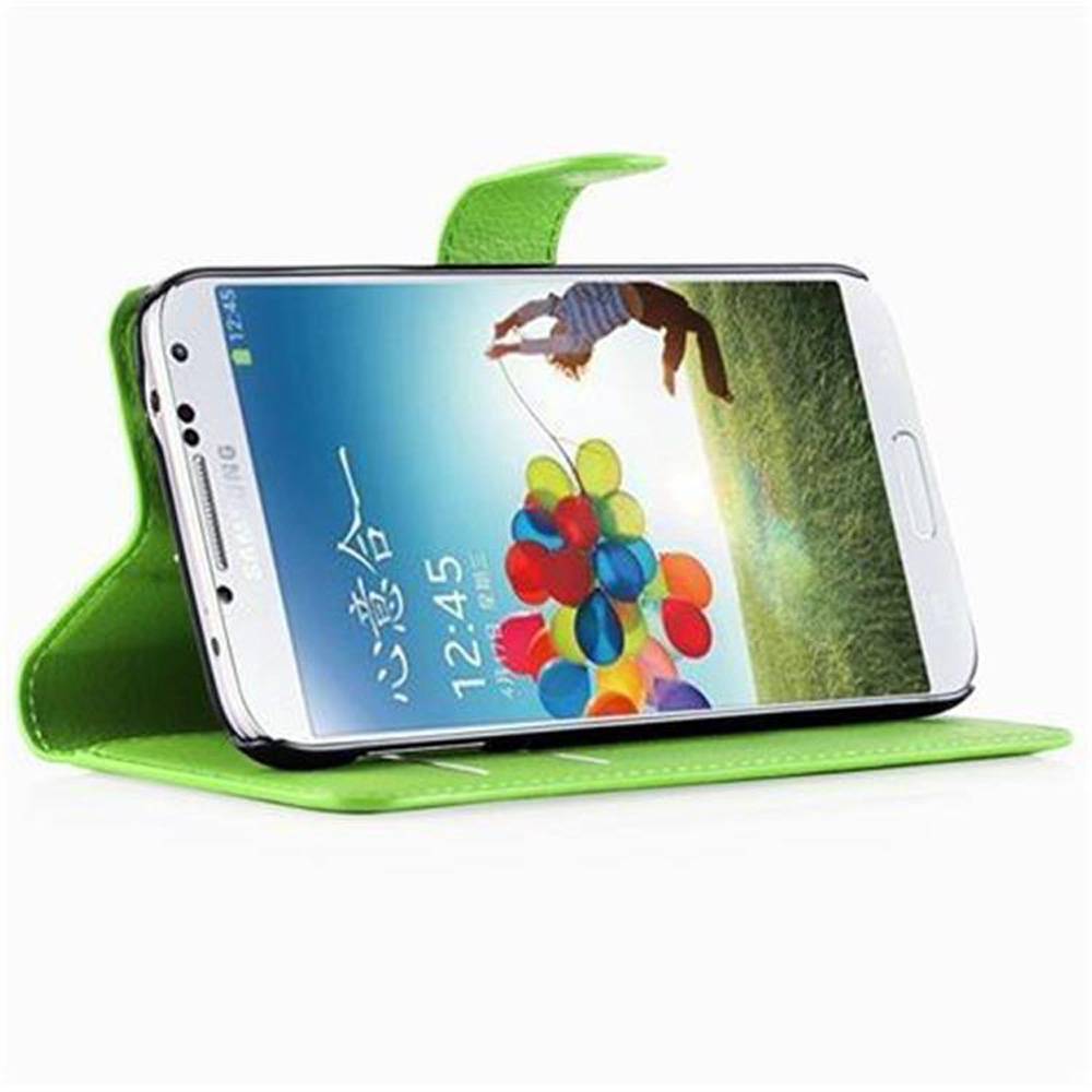 Ein Telefon in einer grünen Hülle mit einer Person auf dem Bildschirm, die Ballons hält. Das Telefon ist geöffnet.