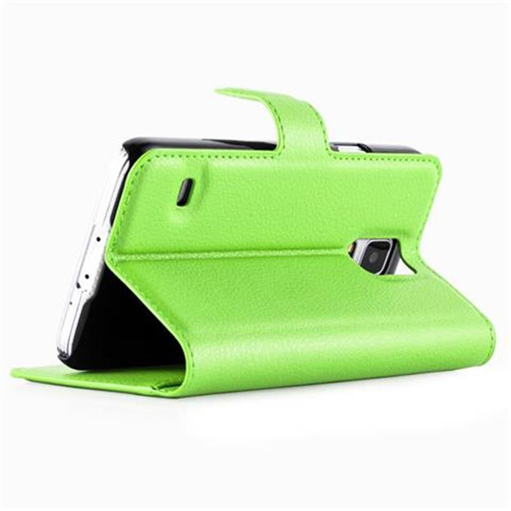 Grüne Handyhülle. Telefon ist drin. Hülle hat eine Lasche. Weißer Hintergrund.