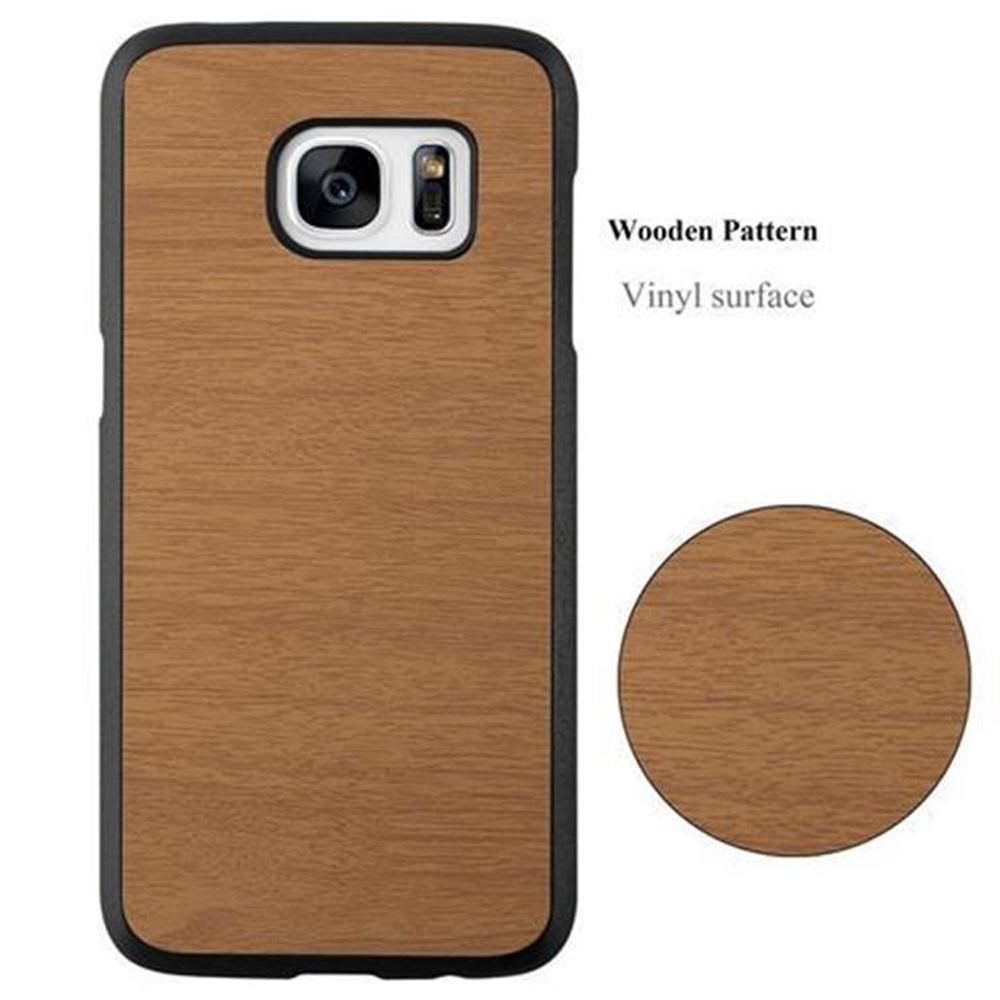 Custodia marrone per telefono con motivo in legno e un campione circolare. Cornice nera. Sfondo bianco.