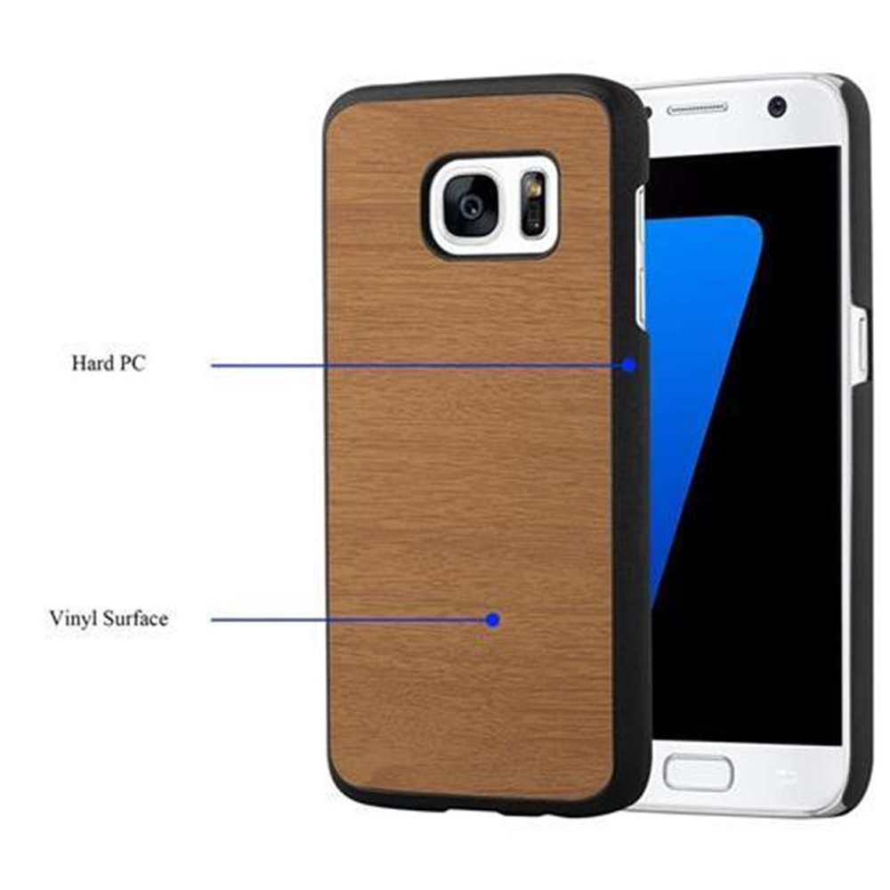 Custodia per telefono con una texture di legno sul retro. Il telefono è a destra.