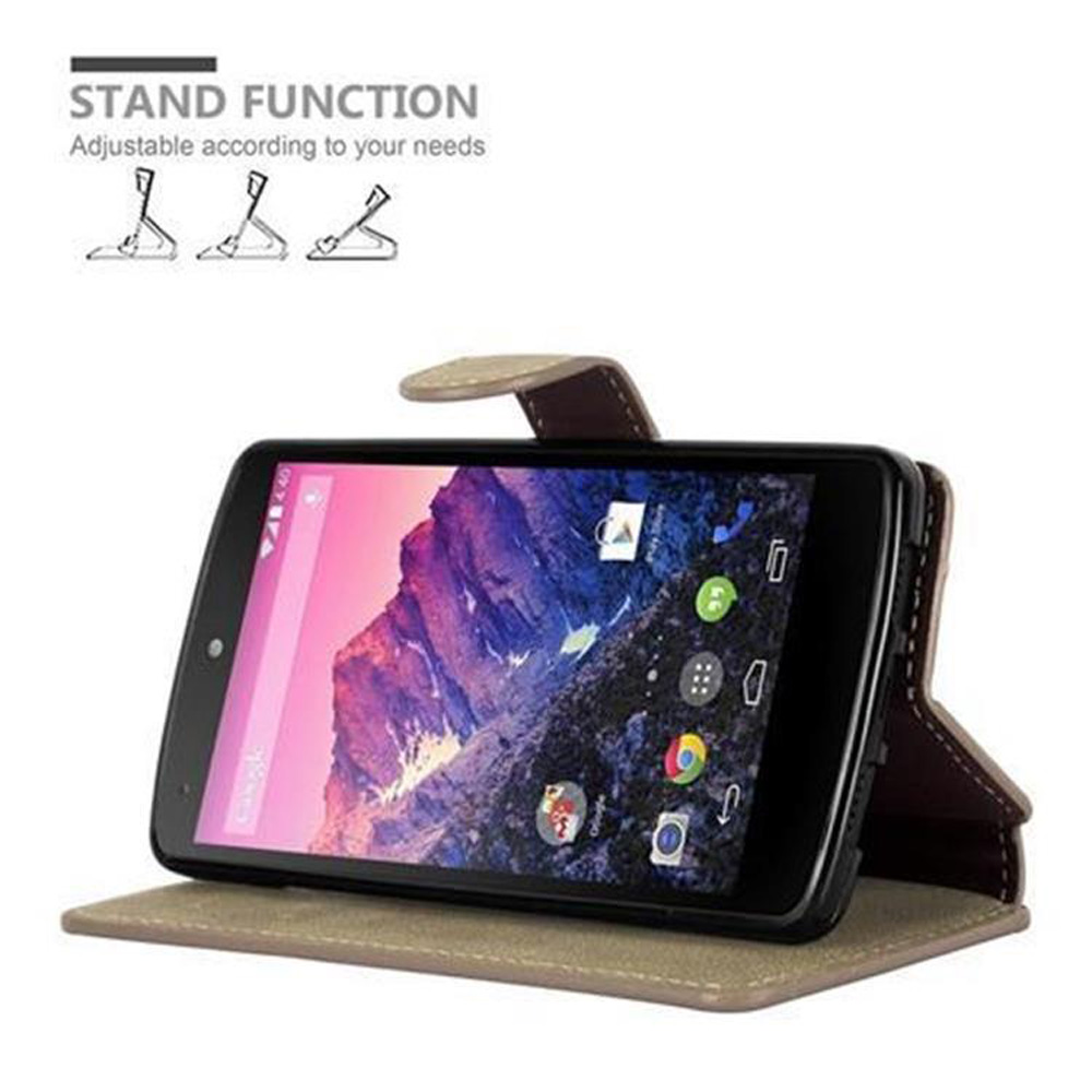 Schwarzes Telefon in einer beigen Hülle. Das Telefon steht auf einem Ständer.