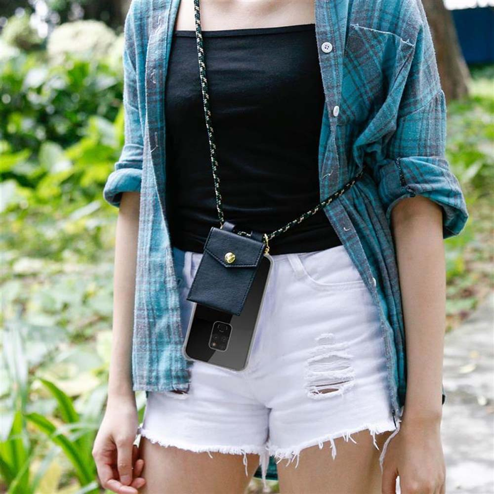 Donna con camicia a quadri, pantaloncini bianchi e telefono con cordino.