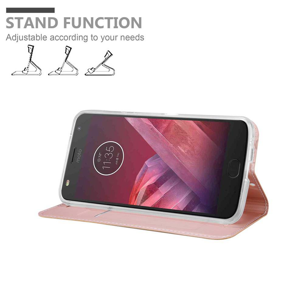 Teléfono en una funda rosa. La funda está abierta para pararse. La pantalla del teléfono muestra la hora.