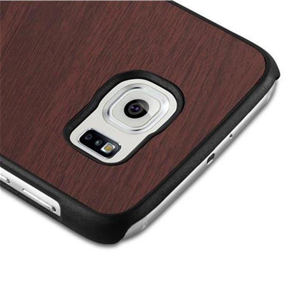 Primo piano di una custodia per telefono. Aspetto venatura del legno marrone con cornice nera attorno alla fotocamera.