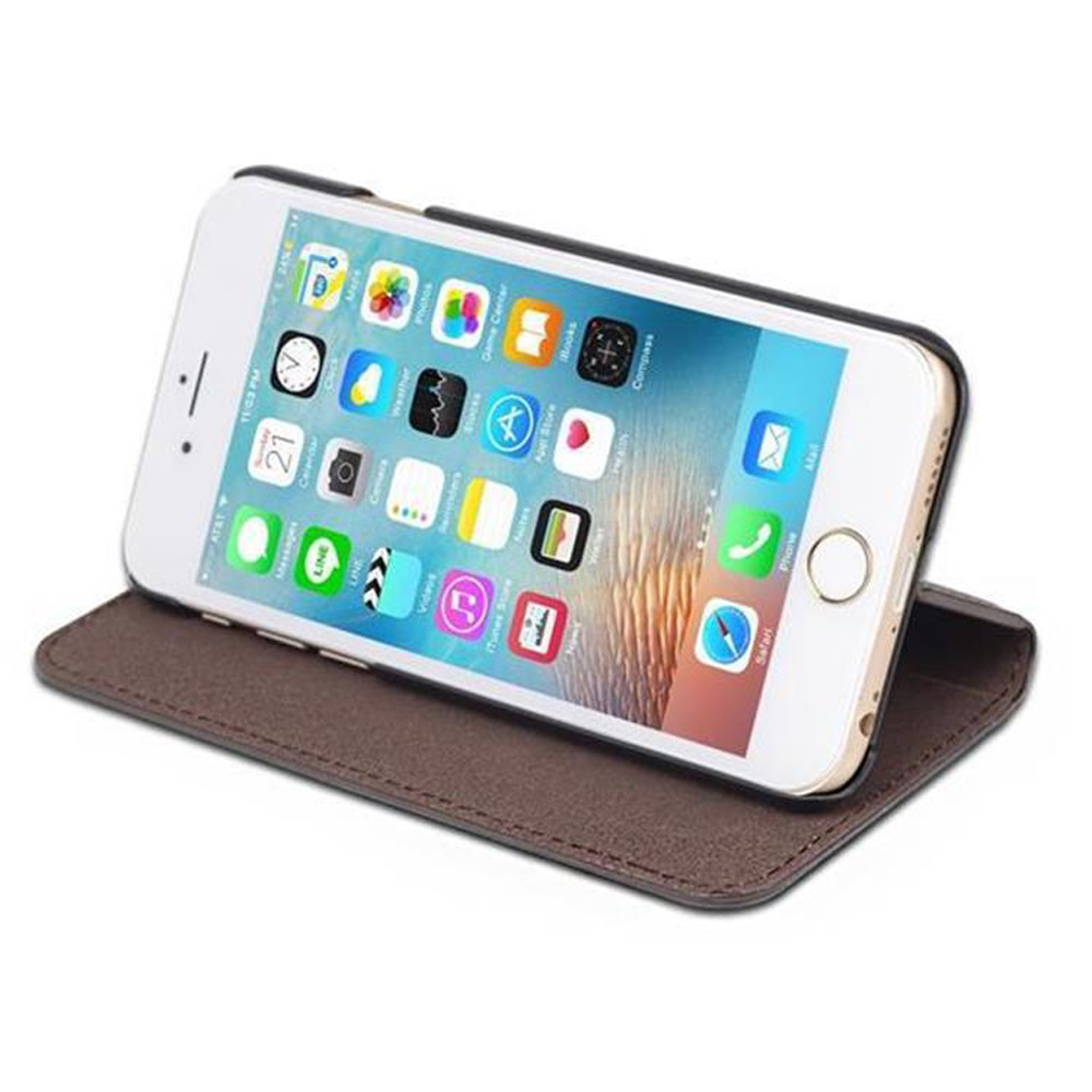 iPhone bianco in una custodia in pelle marrone. Il telefono è inclinato verso l'alto. Lo schermo mostra le icone delle app.