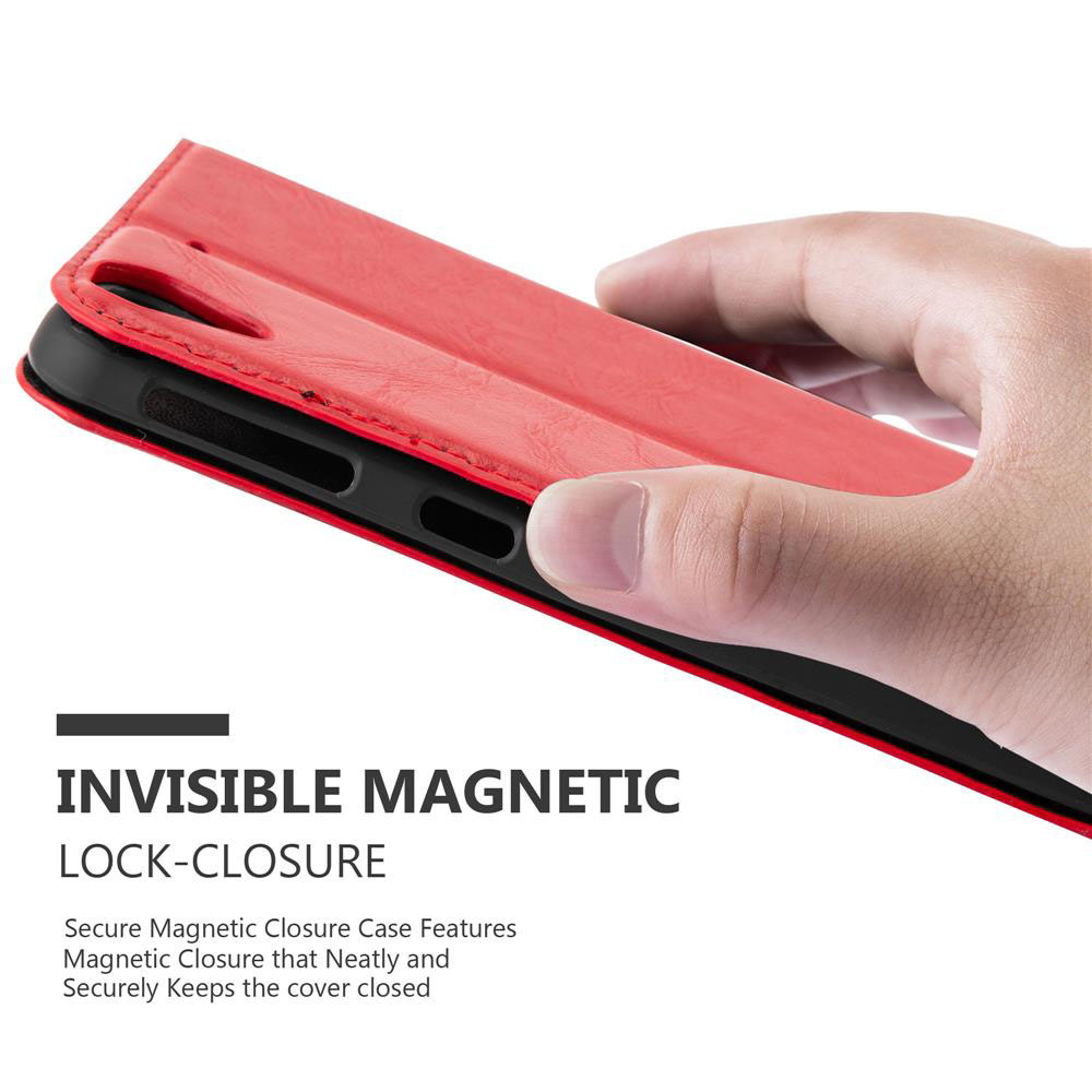 Una mano sosteniendo una funda roja con la etiqueta de cierre de bloqueo magnético invisible.