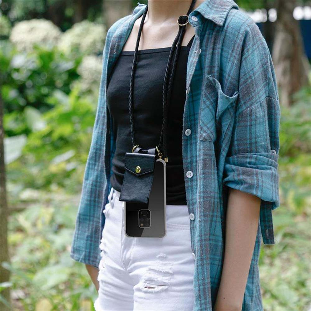 Donna con camicia a quadri blu con un telefono in una custodia nera al collo.