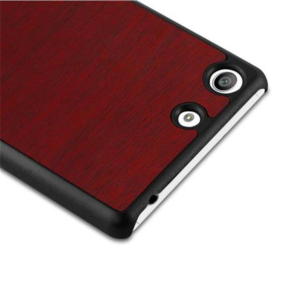 Una funda de teléfono con un diseño de vetas de madera roja. Las lentes de la cámara son visibles.