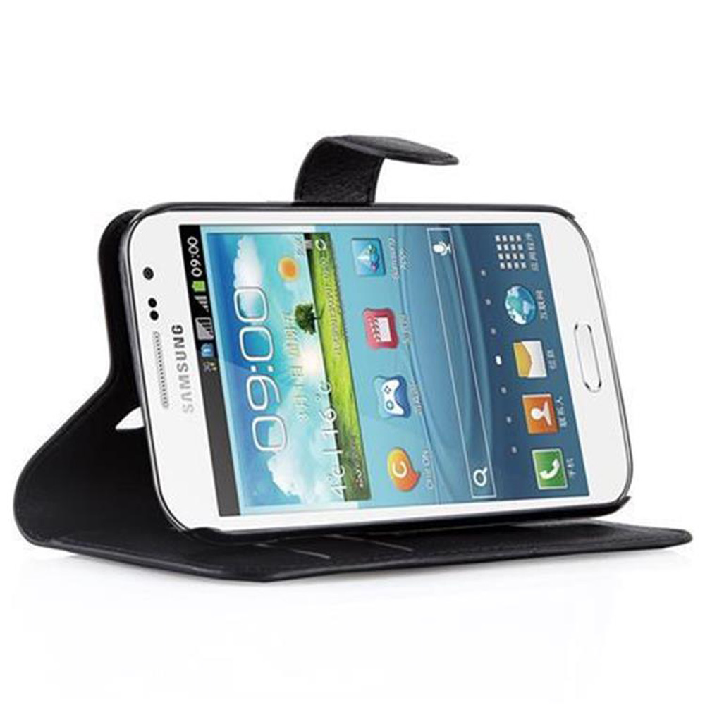 Ein weißes Samsung-Telefon in einer schwarzen Hülle. Der Bildschirm des Telefons zeigt Apps und die Uhrzeit.