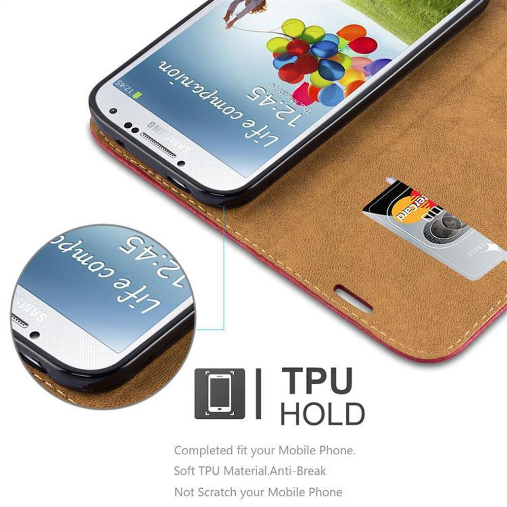 Uno smartphone in una custodia in pelle marrone aperta. Una carta di credito è in uno slot.