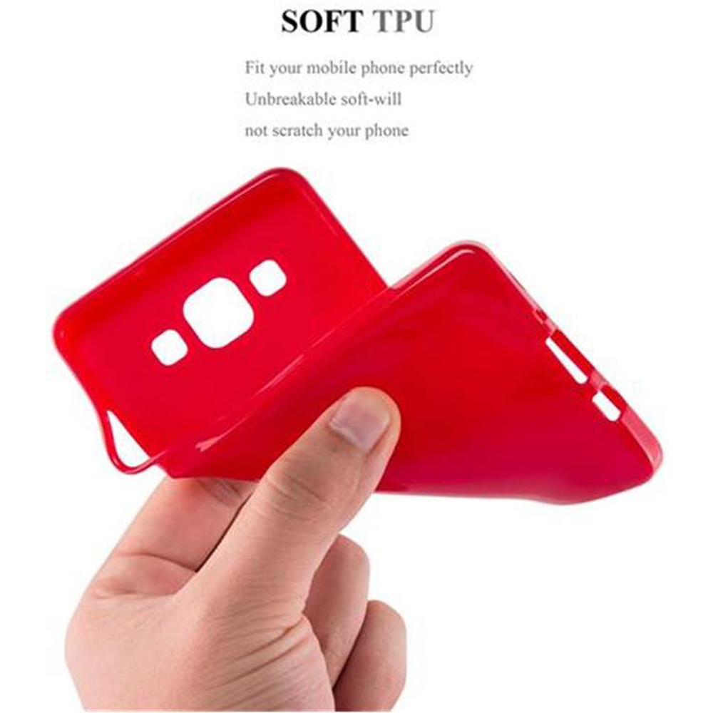 Custodia per telefono in TPU morbido rossa. Una mano la tiene e la piega per mostrarne la flessibilità.