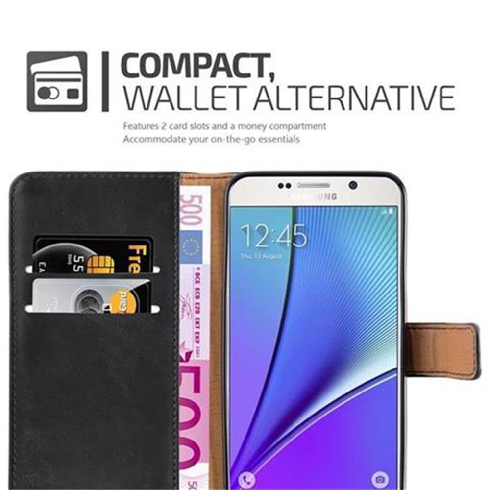 Un teléfono en una funda negra con una tarjeta y euros. El teléfono muestra la hora. La funda tiene ranuras para tarjetas.