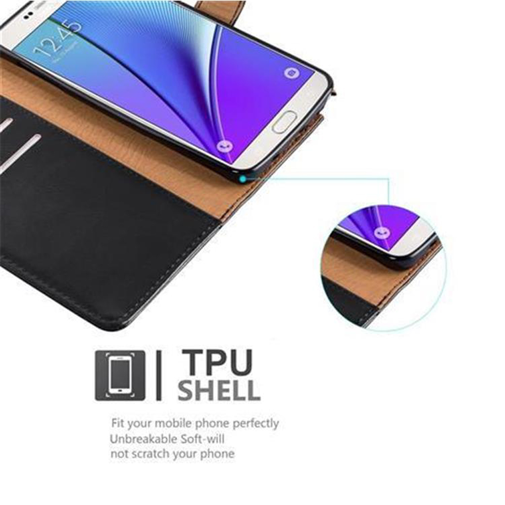 Teléfono en funda, parcialmente abierto. Texto: TPU Shell. El teléfono y la funda son negros y marrones. El fondo es blanco.